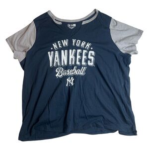 New York Yankees Women T-Shirt S-M Navy Blue Graphic V-Neck Cut Boxy Fit